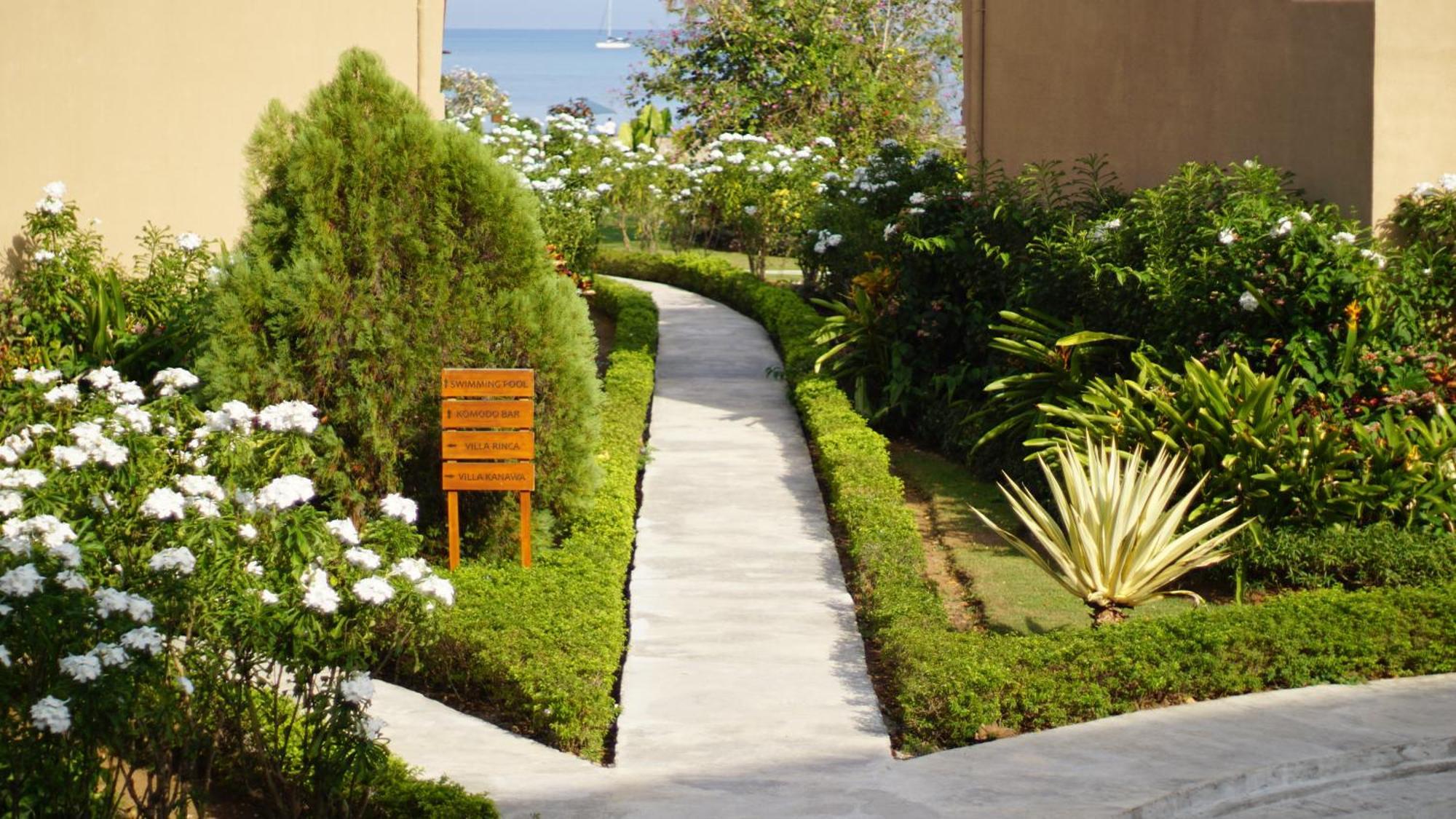 Luwansa Beach Hotel Labuan Bajo Exterior foto