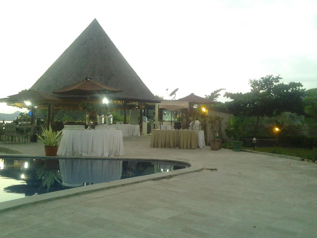 Luwansa Beach Hotel Labuan Bajo Exterior foto