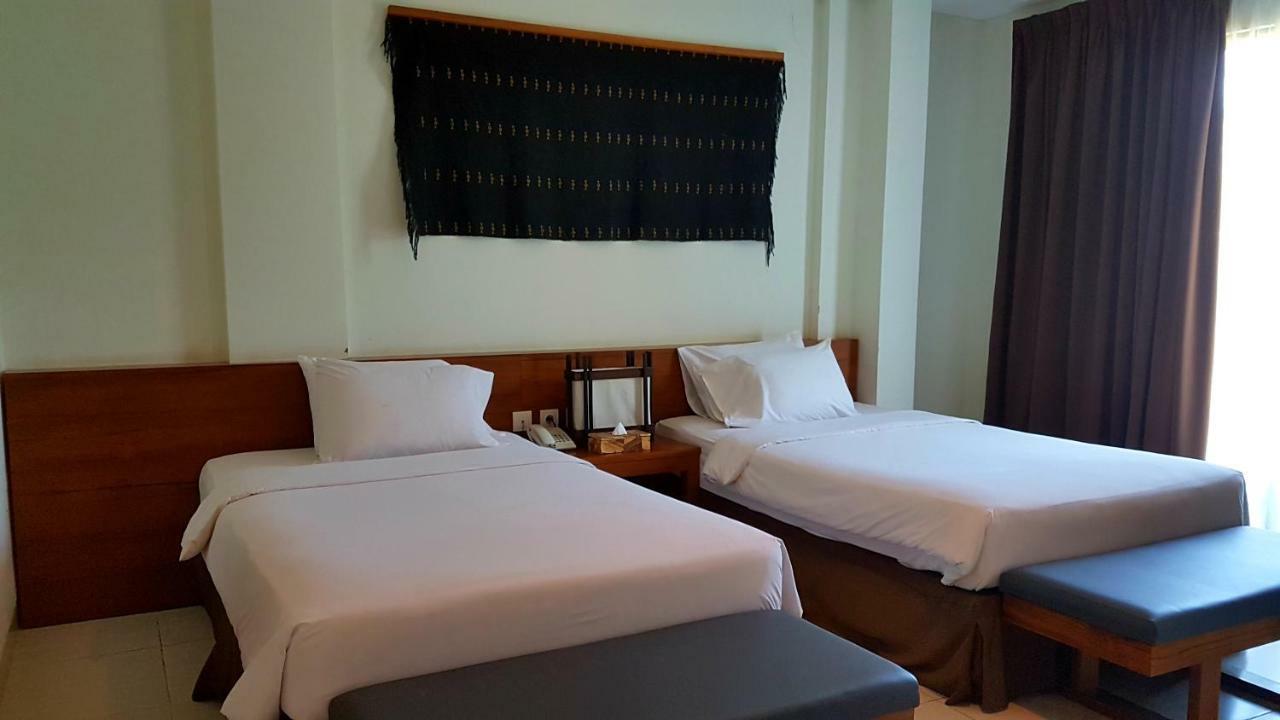 Luwansa Beach Hotel Labuan Bajo Exterior foto
